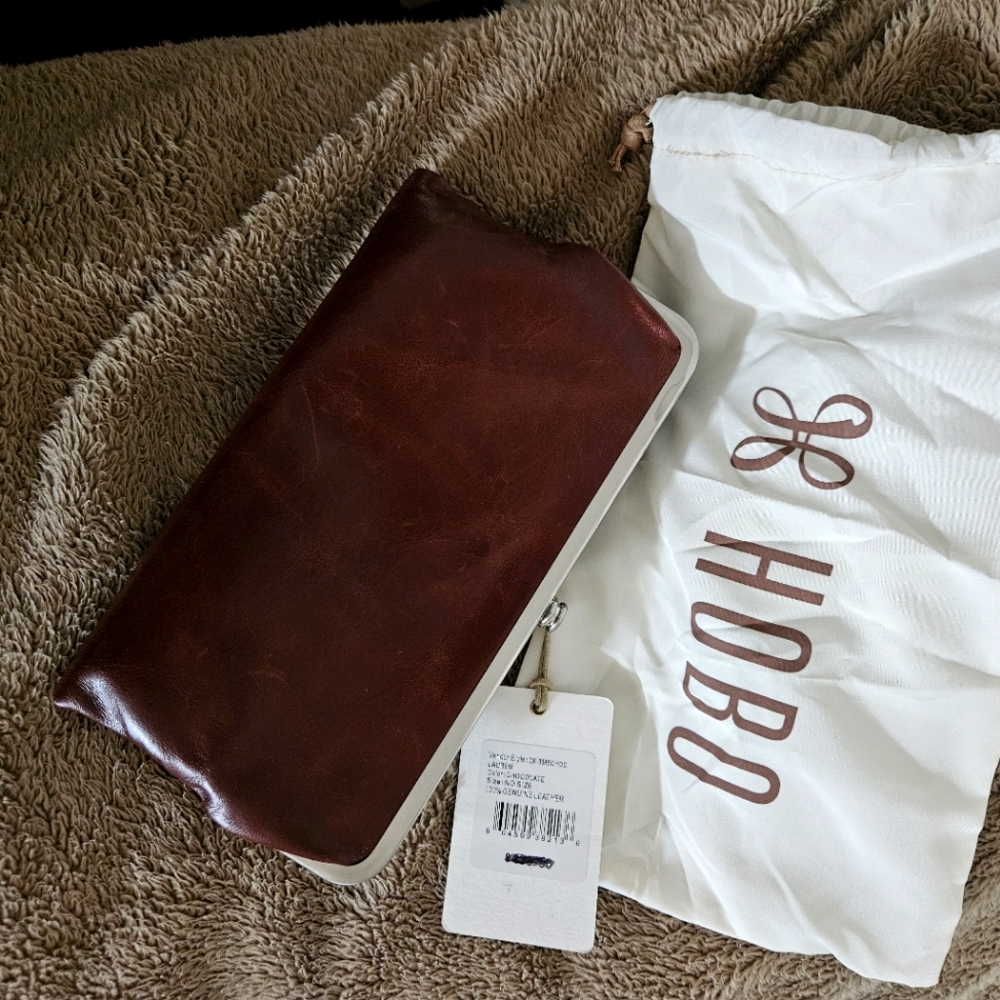 HOBO Lauren Clutch Wallet NWT 100% leather Chocolate  zipper pocket card slots